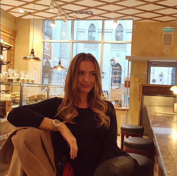 Наталья Горожанова в кафе
