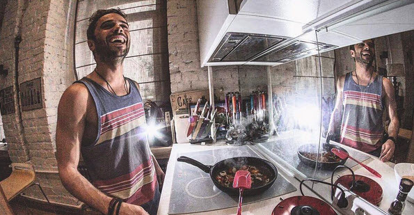 Илья Глинников на кухне в Instagram