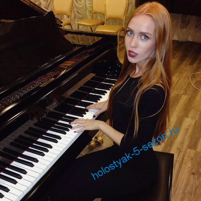 Мария Антиповская за роялем