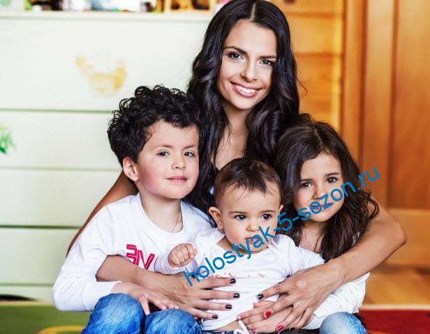 Надежда Лысенко с тремя детьми