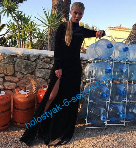 Настя Смирнова рядом с бутылками воды в 5 серии Холостяка