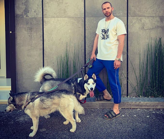 Антон Криворотов с собаками