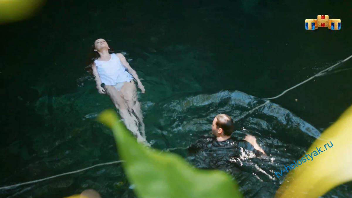 Мацулева и Адилет купаются в озере в 9 выпуске Холостяка 2022